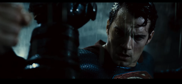 Batman lemlästar skurkar i ny Batman v Superman-trailer